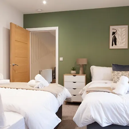 Crown View Leeds - 1 To 2 Bedroom Options - Near Station * Harrogate