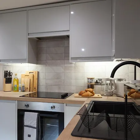 Crown View Leeds - 1 To 2 Bedroom Options - Near Station Harrogate