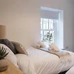 Crown View Leeds - 1 To 2 Bedroom Options - Near Station *