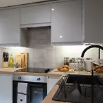 Crown View Leeds - 1 To 2 Bedroom Options - Near Station Harrogate