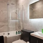Crown View Leeds - 1 To 2 Bedroom Options - Near Station Harrogate