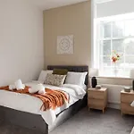 Crown View Leeds - 1 To 2 Bedroom Options - Near Station * Harrogate