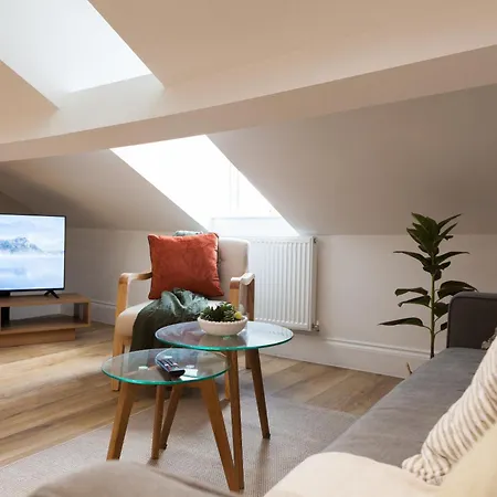 Crown View Leeds - 1 To 2 Bedroom Options - Near Station