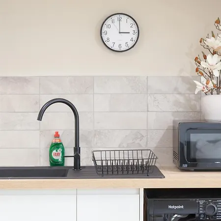 Crown View Leeds - 1 To 2 Bedroom Options - Near Station *