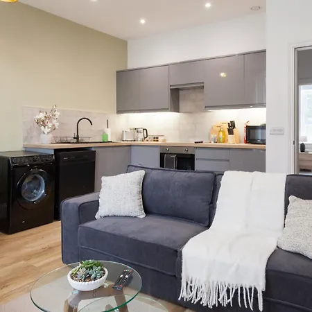 Crown View Leeds - 1 To 2 Bedroom Options - Near Station