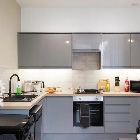 Crown View Leeds - 1 To 2 Bedroom Options - Near Station *