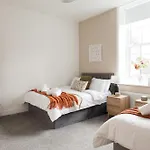 Crown View Leeds - 1 To 2 Bedroom Options - Near Station Harrogate