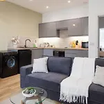Crown View Leeds - 1 To 2 Bedroom Options - Near Station