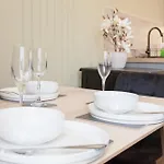 Crown View Leeds - 1 To 2 Bedroom Options - Near Station Apartment