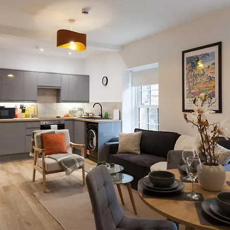 Crown View Leeds - 1 To 2 Bedroom Options - Near Station *