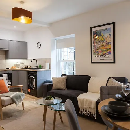 Crown View Leeds - 1 To 2 Bedroom Options - Near Station Harrogate
