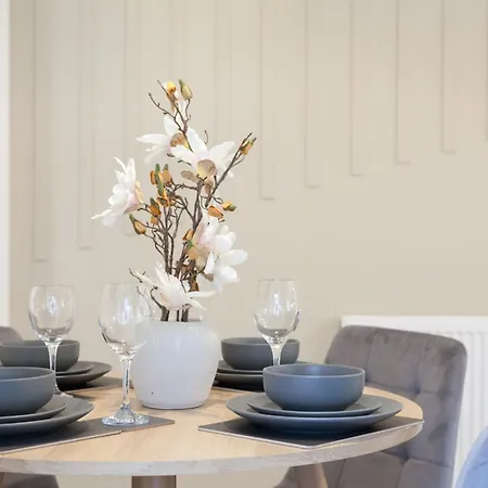 Crown View Leeds - 1 To 2 Bedroom Options - Near Station *