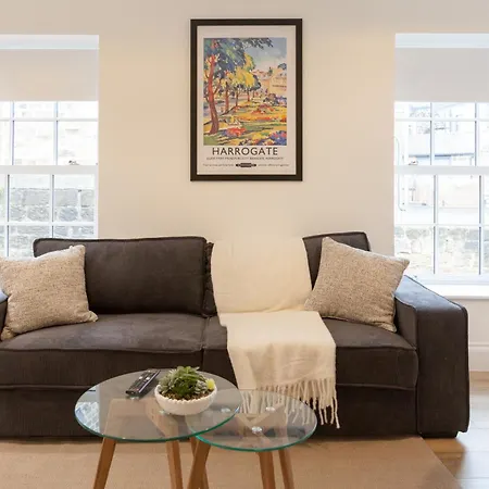 Crown View Leeds - 1 To 2 Bedroom Options - Near Station Harrogate